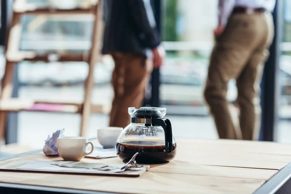 Kaffe, pengar och tidningen på bordet — Stockfoto