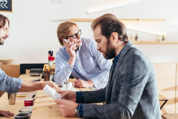 Middelste leeftijd zakenlieden in café — Stockfoto