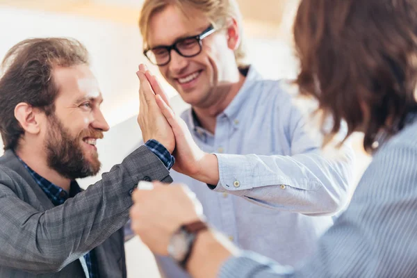 Lachende mannen geven hoge vijf — Stockfoto