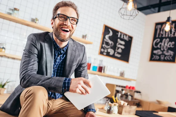 Businessman using digital tablet — Stock Photo, Image