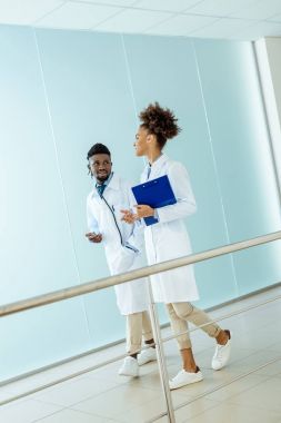 Afrikalı-Amerikalı doktorlar hastanede yürüyüş