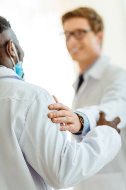 Doktor okşama meslektaşım omuz