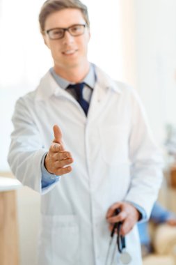 Genç doktor için el sıkışma ulaşan
