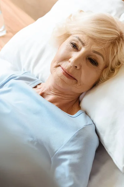 Femme âgée dans un lit d'hôpital — Photo
