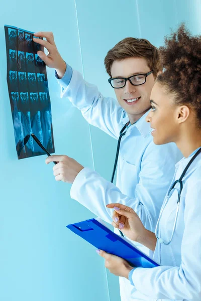 Doctors examining x-ray — Stock Photo, Image