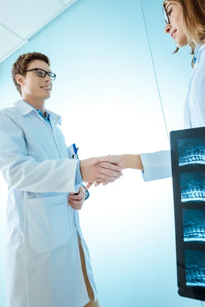 Doctors shaking hands — Free Stock Photo