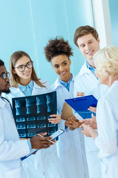 Estagiários médicos ouvindo professor — Fotografia de Stock