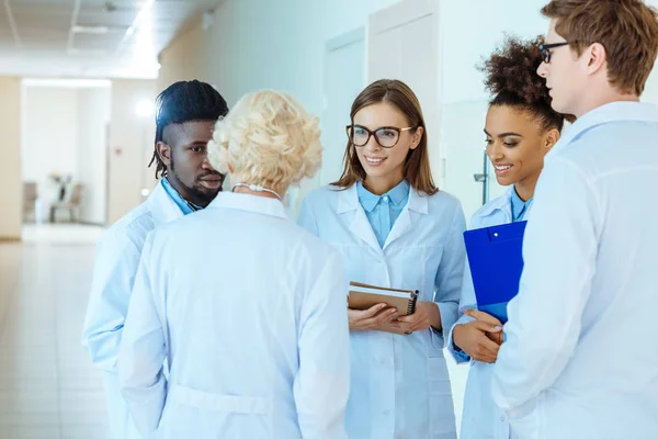 Medical interns discussing work — Stock Photo, Image