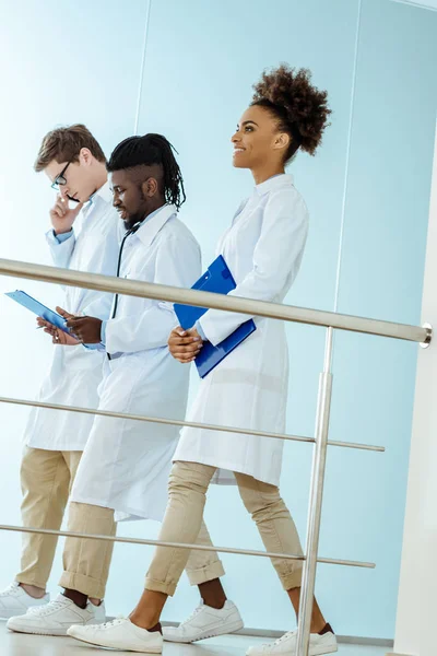 Medical interns walking in hospital — Free Stock Photo