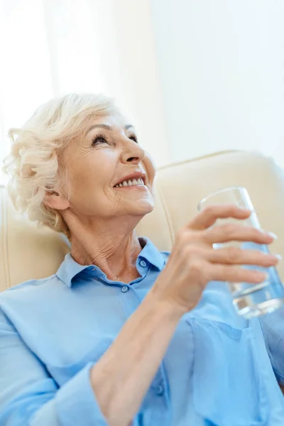 Femme âgée avec verre d'eau — Photo