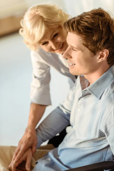 Doctor conversing with young patient — Free Stock Photo