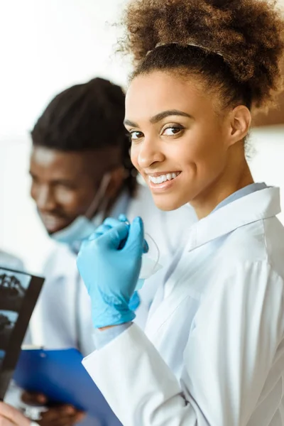 Giovane medico afro-americano — Foto Stock