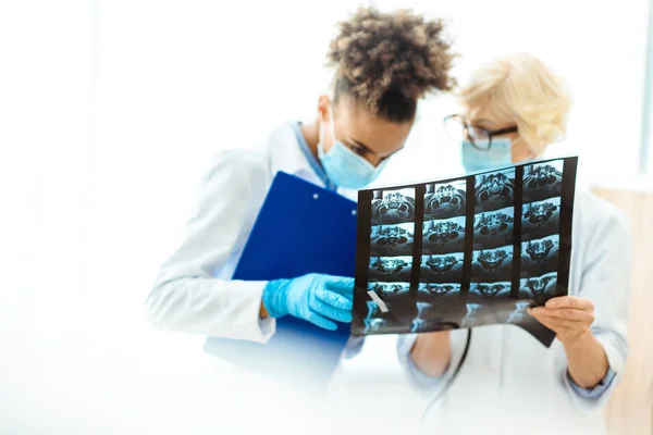 Médicos que examinam a fotografia de raios X — Fotografia de Stock