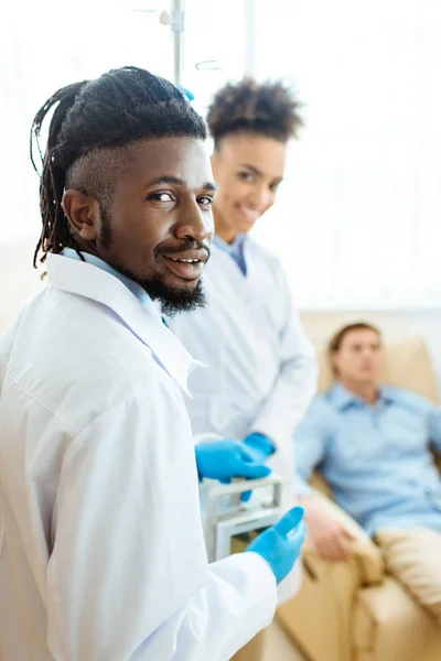 病室でアフリカ系アメリカ人の医者  — 無料ストックフォト