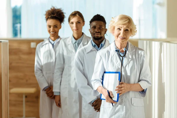 Multiethnische Gruppe von Ärzten — Stockfoto