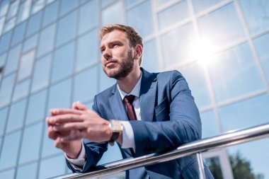 Takım elbiseli şık iş adamı 