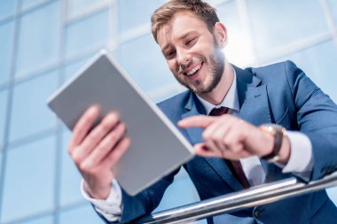Dijital tablet kullanan işadamı  