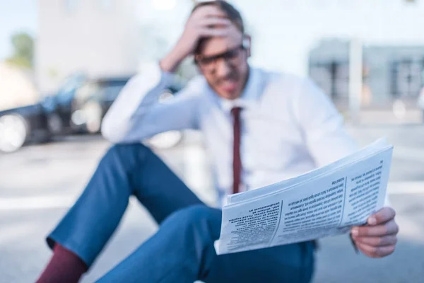 Uomo d'affari stressato con giornale — Foto Stock