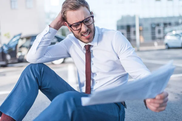 Homem de negócios estressado com jornal — Fotografia de Stock