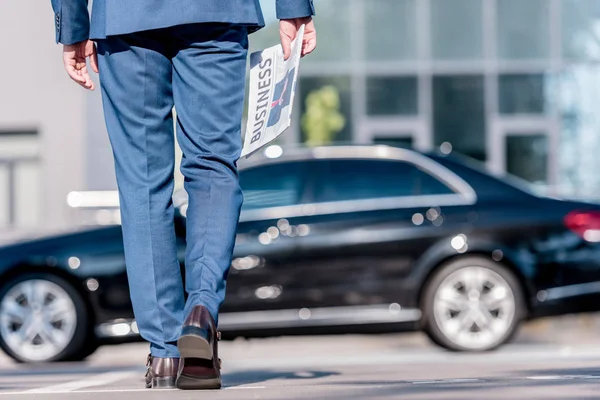 Hombre de negocios en traje con periódico — Foto de Stock