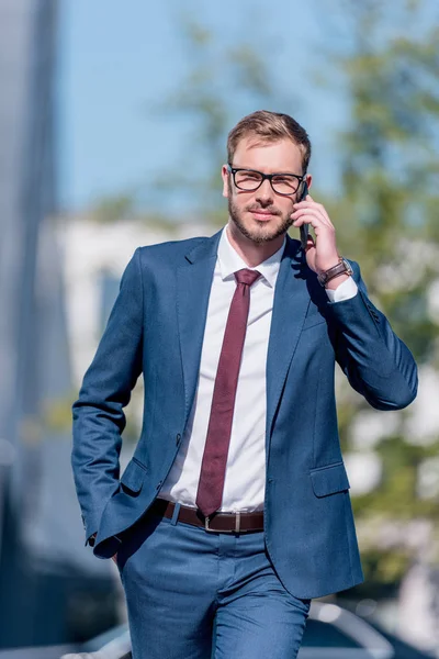 Homme d'affaires utilisant un smartphone — Photo