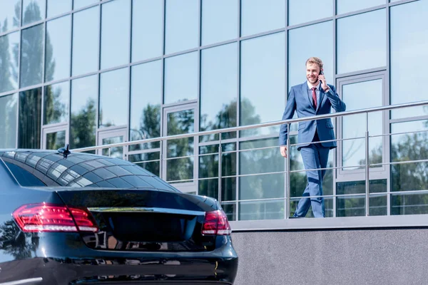 Zakenman met smartphone bij kantoorgebouw — Stockfoto