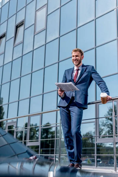 Businessman at office building — Free Stock Photo