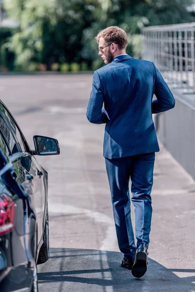車でスーツのビジネスマン — ストック写真