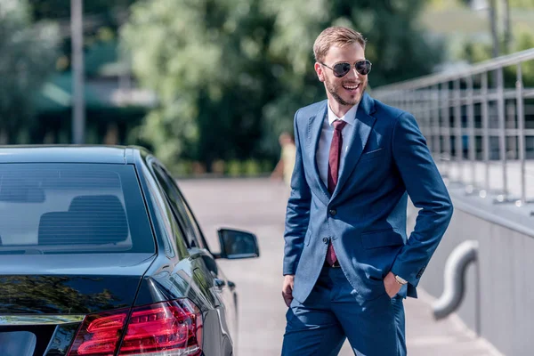 Hombre de negocios en traje en el coche — Foto de Stock