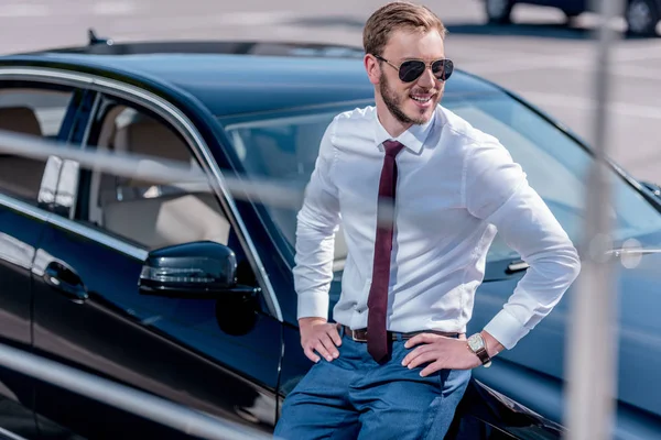 Hombre de negocios en traje en el coche — Foto de Stock