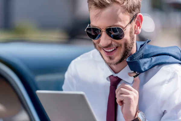 Businessman using digital tablet — Stock Photo, Image