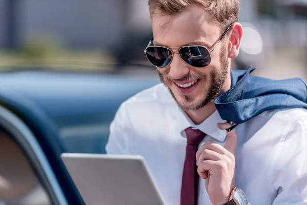 Zakenman die digitale tablet gebruikt — Stockfoto