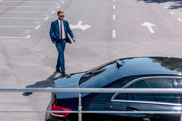 Stijlvolle zakenman op auto — Stockfoto