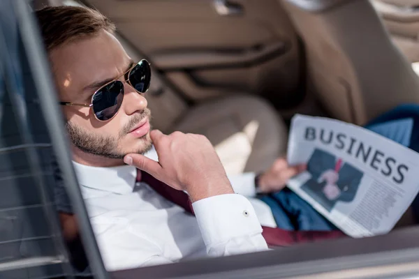 Homem de negócios elegante com jornal de negócios — Fotografia de Stock