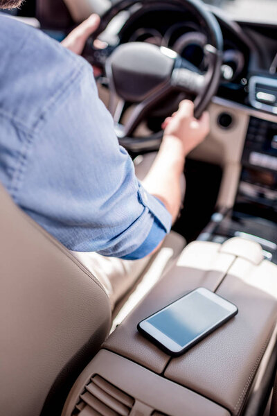 Мужчина за рулем