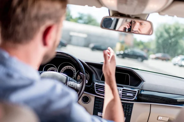 Man met smartphone rijden auto — Stockfoto