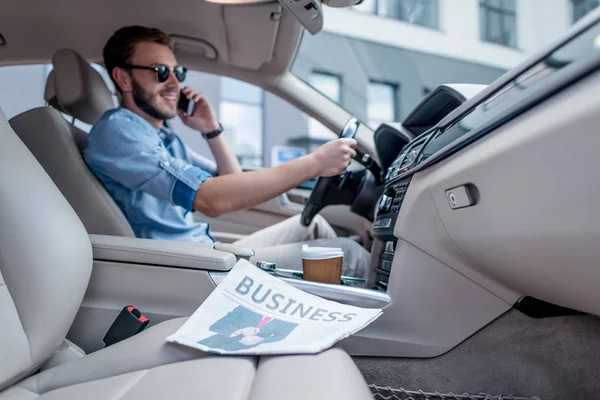 Man met smartphone rijden auto — Stockfoto