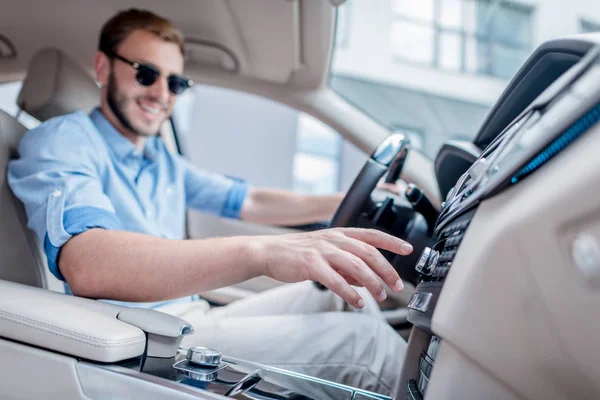 Hombre coche de conducción — Foto de Stock