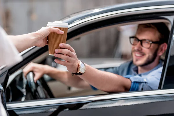 Homem com café no carro — Fotografia de Stock