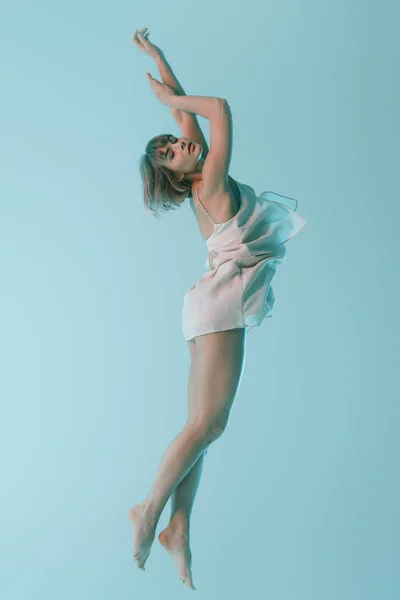 부드러운 여자 점프 — 스톡 사진