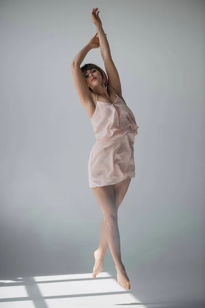 Chica atractiva saltando —  Fotos de Stock
