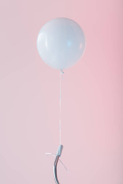 Vélo avec ballon blanc — Photo