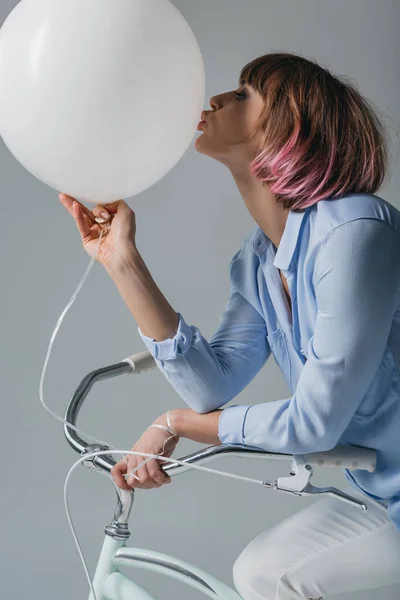 Dívka líbání balónek — Stock fotografie