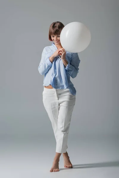 Fille heureuse avec ballon — Photo