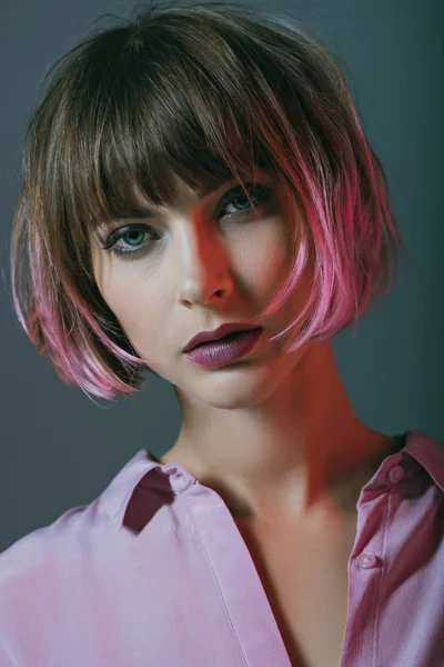 Chica atractiva con el pelo rosa — Foto de Stock