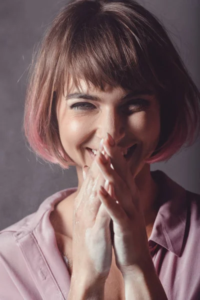 Lachend meisje met roze haar — Stockfoto