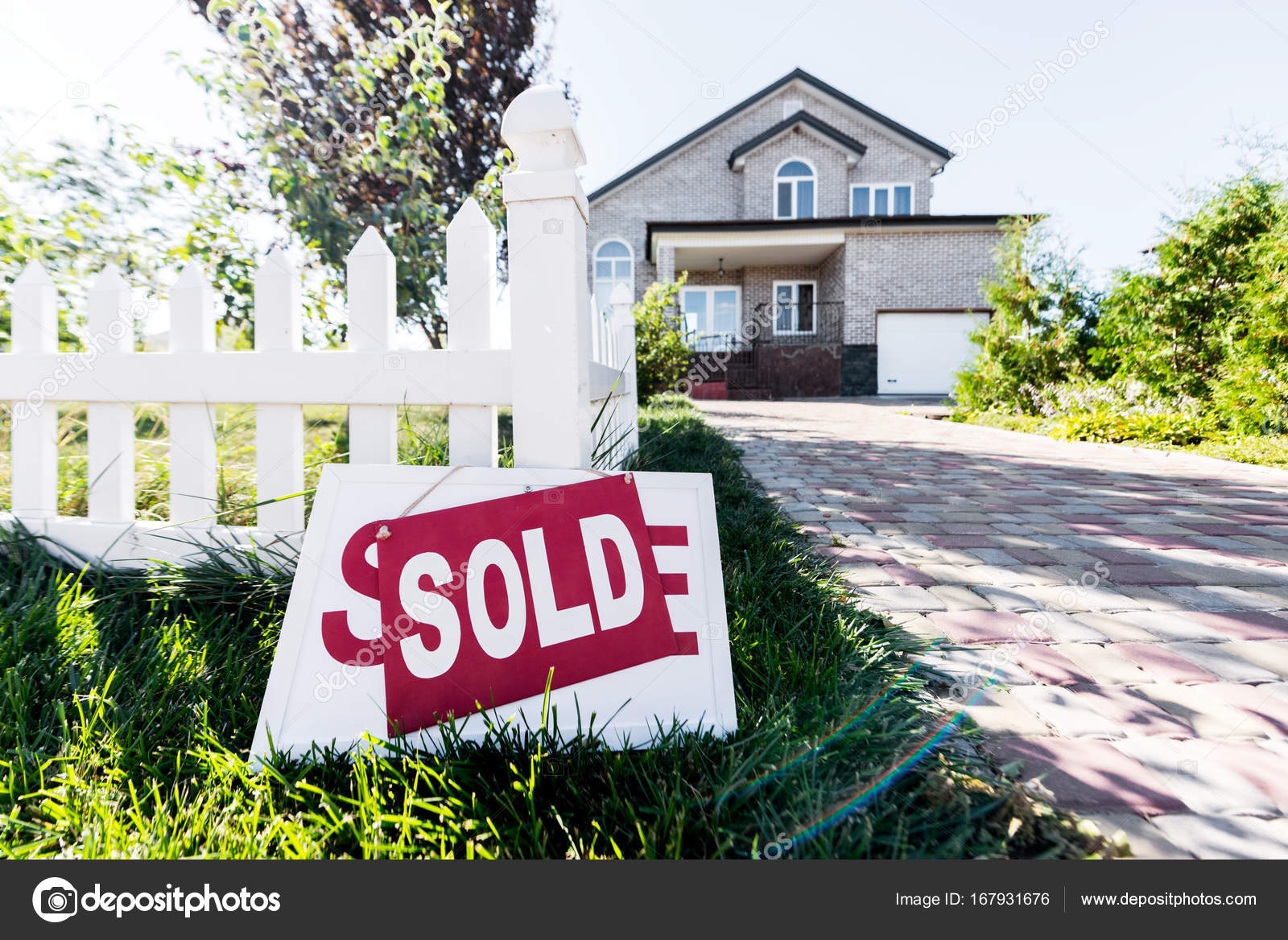 House with sign sold — Stock Photo © ArturVerkhovetskiy 167931676