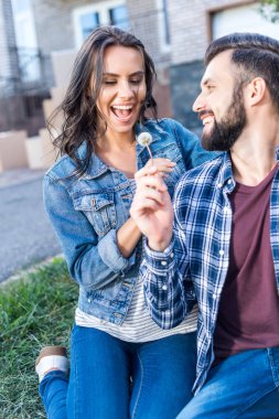 Genç çift rahatlatıcı Bahçe