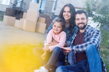 çimlerde oturan aile