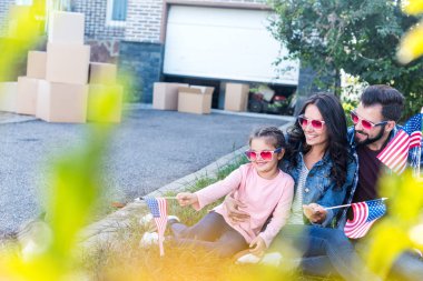 Aile Amerikan bayrakları ve güneş gözlüğü